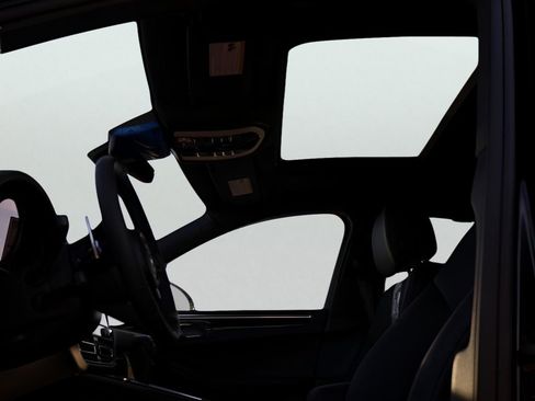 Certified 2026 Porsche Macan AWD/4WD image 36