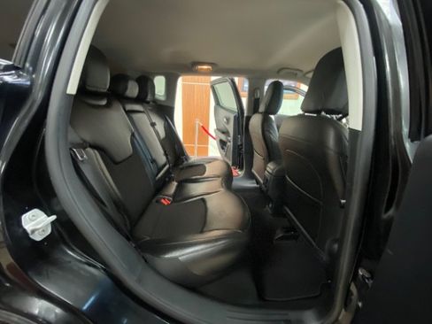 Used 2020 Jeep Compass Latitude FWD image 12
