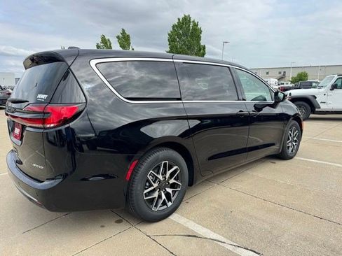 New 2027 Chrysler Pacifica Limited FWD image 7