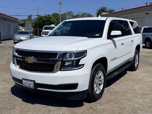 Used 2018 Chevrolet Suburban LT RWD image 3