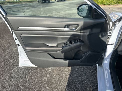 Used 2024 Nissan Altima 2.5 SR image 10
