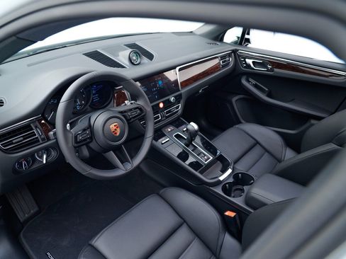 Certified 2026 Porsche Macan AWD/4WD image 4