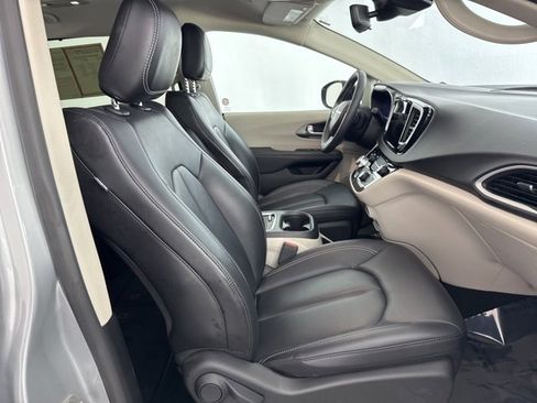 Used 2024 Chrysler Pacifica Touring-L image 21