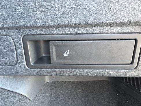 Used 2021 Volkswagen Tiguan SE w/ Panoramic Sunroof Package AWD/4WD image 29