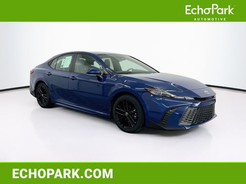 Used 2025 Toyota Camry SE FWD image 1
