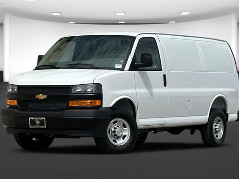New 2026 Chevrolet Express 3500 RWD image 2