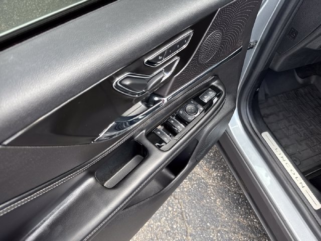 Certified 2024 Lincoln Corsair AWD w/ Rear Removable Package Tray image 14