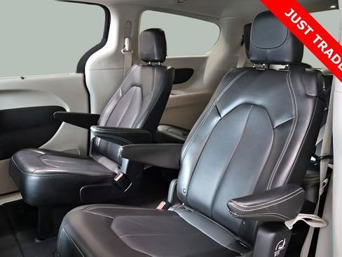 Used 2024 Chrysler Pacifica Touring-L image 16