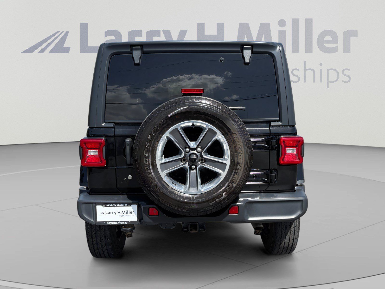 Used 2018 Jeep Wrangler Unlimited Sahara w/ Uconnect 4C Nav & Sound Group AWD/4WD image 4