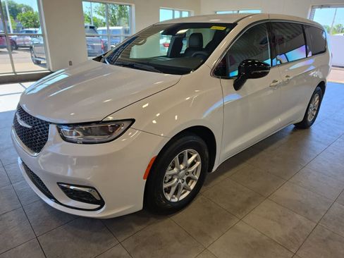 Used 2026 Chrysler Pacifica Select FWD image 1