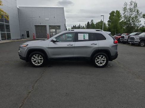Used 2018 Jeep Cherokee Latitude AWD/4WD image 2
