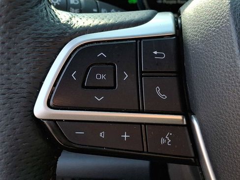 Used 2025 Toyota Sienna Platinum AWD/4WD image 19