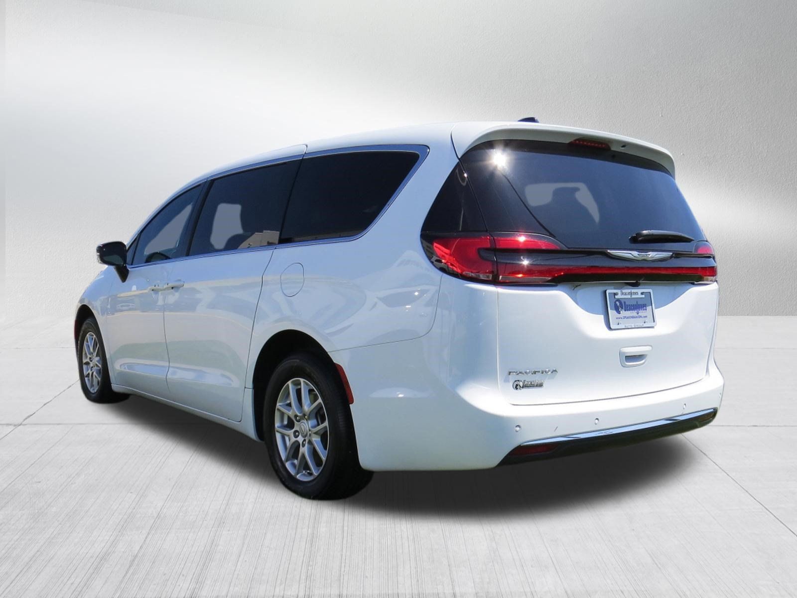 Used 2026 Chrysler Pacifica Select FWD image 5