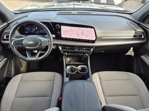 Used 2025 Chevrolet Traverse LT FWD image 18