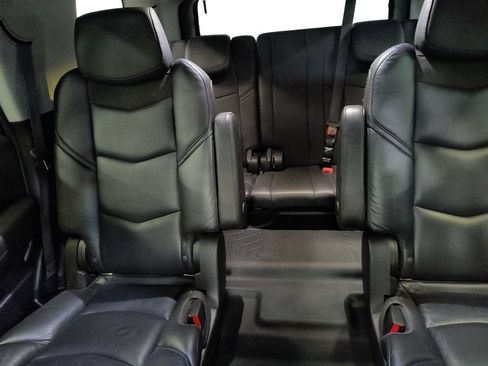 Used 2019 Cadillac Escalade Luxury w/ Escalade Sport Edition AWD/4WD image 16