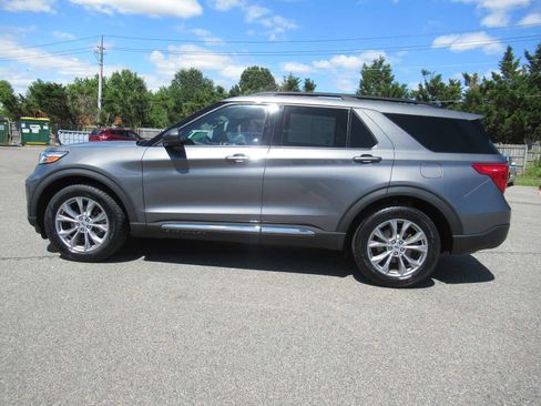 Used 2023 Ford Explorer XLT w/ Equipment Group 202A AWD/4WD image 4