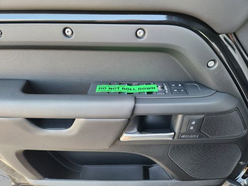 New 2025 Land Rover Defender 110 X-Dynamic SE AWD/4WD image 28