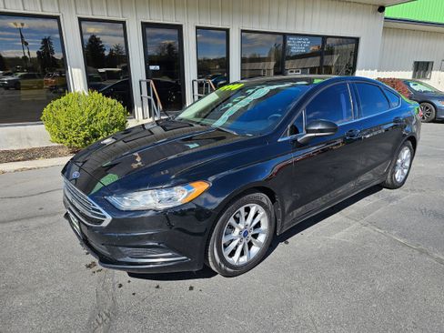 Used 2017 Ford Fusion SE w/ Fusion SE Technology Package FWD image 2