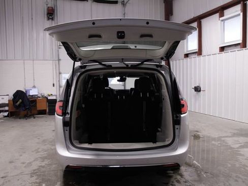 Used 2024 Chrysler Pacifica Touring-L image 22