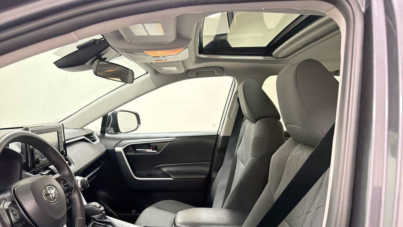 Used 2020 Toyota RAV4 XLE AWD/4WD image 23
