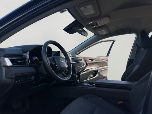 Used 2025 Toyota Camry LE image 9
