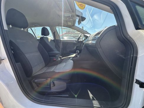 Used 2016 Volkswagen e-Golf SE FWD image 23