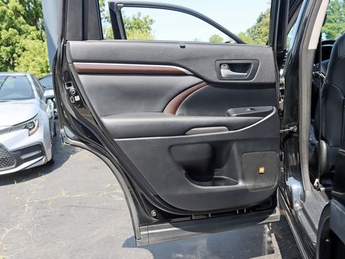 Used 2015 Toyota Highlander Limited Platinum AWD/4WD image 37