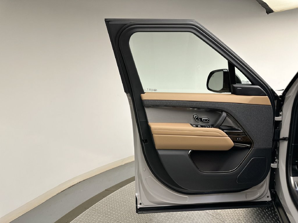 New 2027 Land Rover Range Rover Sport SE AWD/4WD image 9