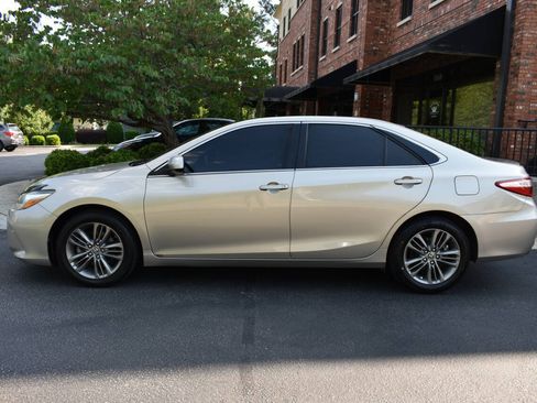Used 2015 Toyota Camry SE FWD image 4