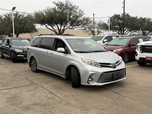 Used 2019 Toyota Sienna Limited image 3