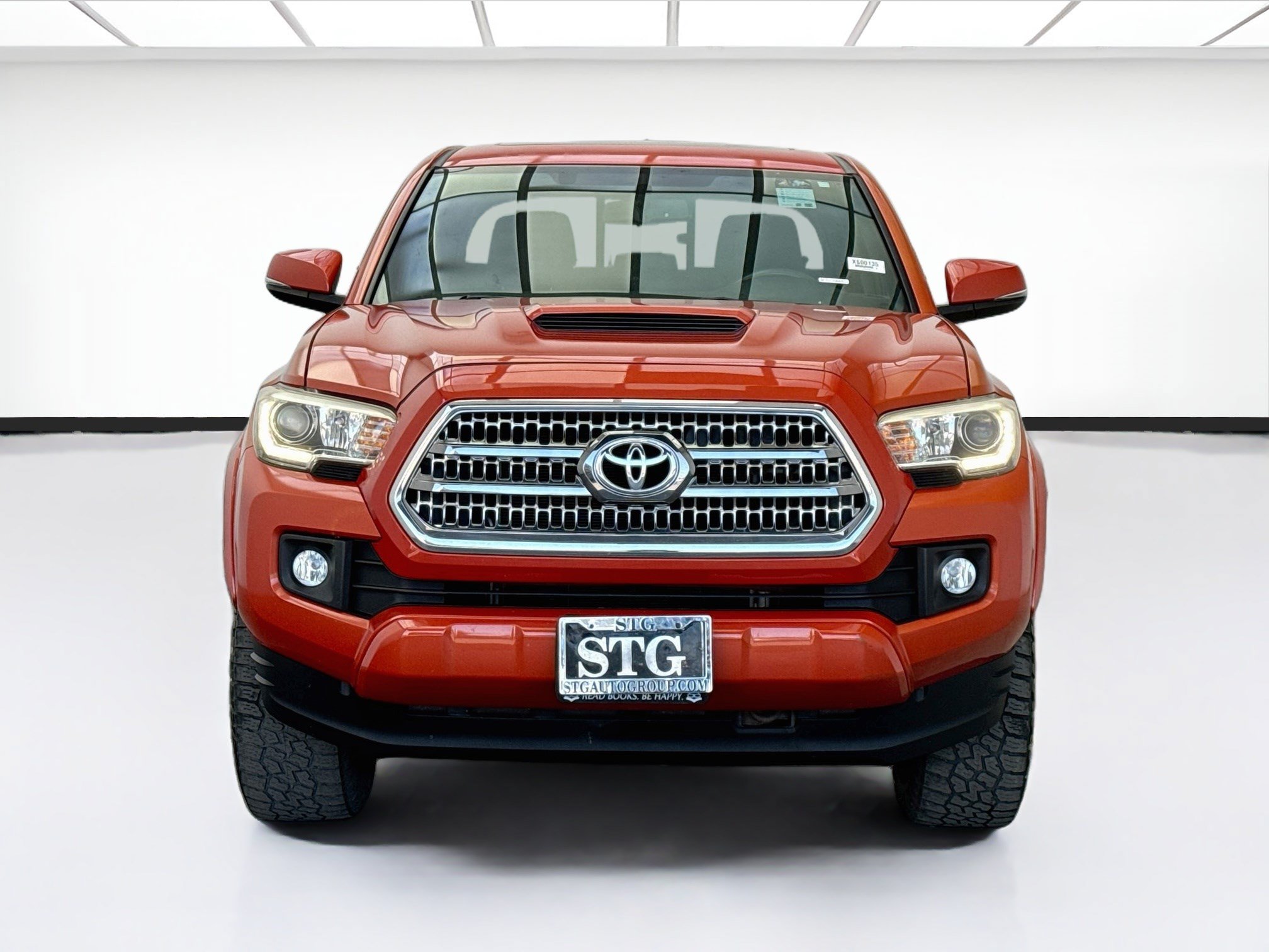 Used 2016 Toyota Tacoma TRD Sport RWD image 2