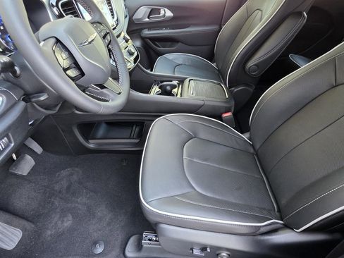 New 2026 Chrysler Pacifica Limited w/ Uconnect Theater Family Group image 7