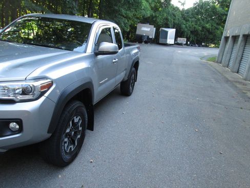 Used 2016 Toyota Tacoma TRD Off-Road w/ Premium & Technology Package AWD/4WD image 7
