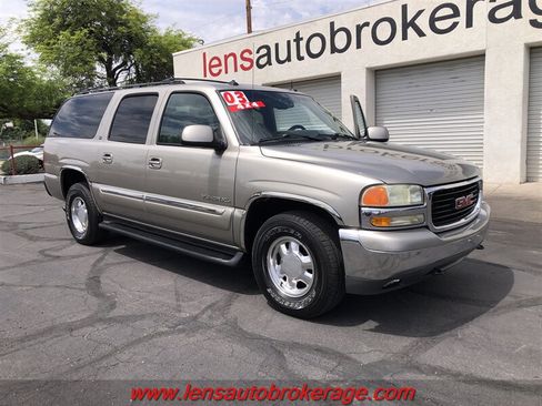 Used 2003 GMC Yukon XL SLT w/ 1SD Preferred Equipment Group AWD/4WD image 2