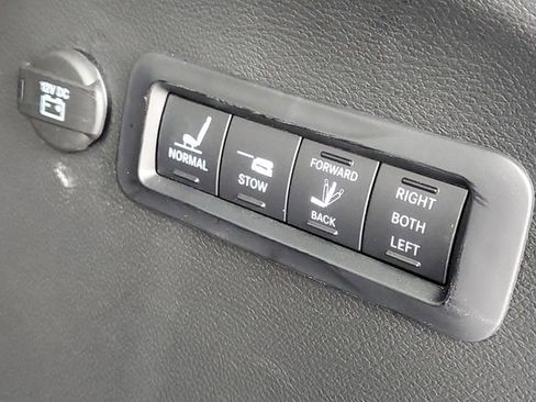 Used 2026 Chrysler Pacifica Pinnacle FWD image 43