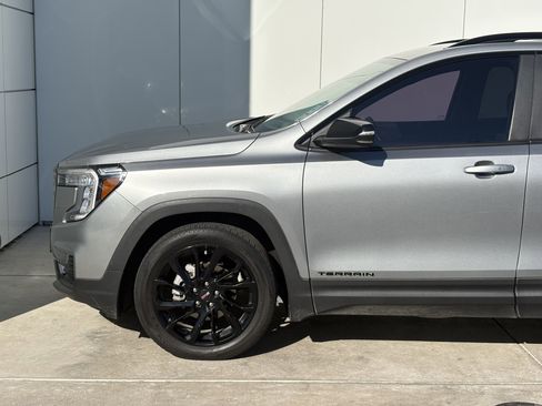 Used 2023 GMC Terrain SLE w/ Driver Convenience Package image 5