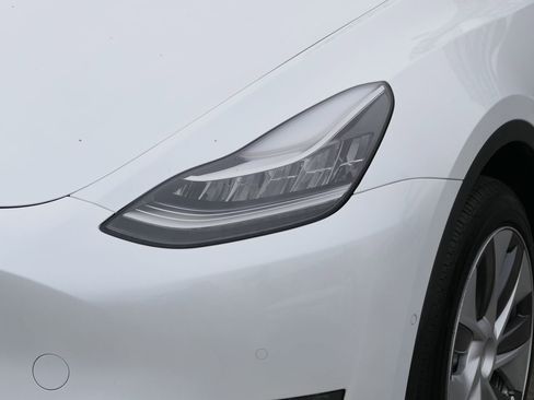 Used 2022 Tesla Model Y Long Range AWD/4WD image 9