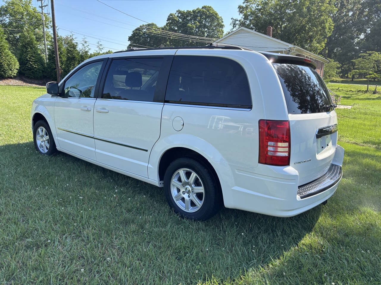 Used 2010 Chrysler Town & Country Touring Plus FWD image 2