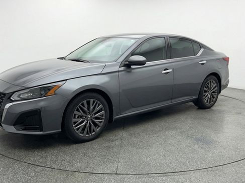 Used 2025 Nissan Altima 2.5 SV FWD image 3