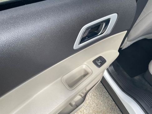 Used 2014 Ford Explorer XLT FWD image 25