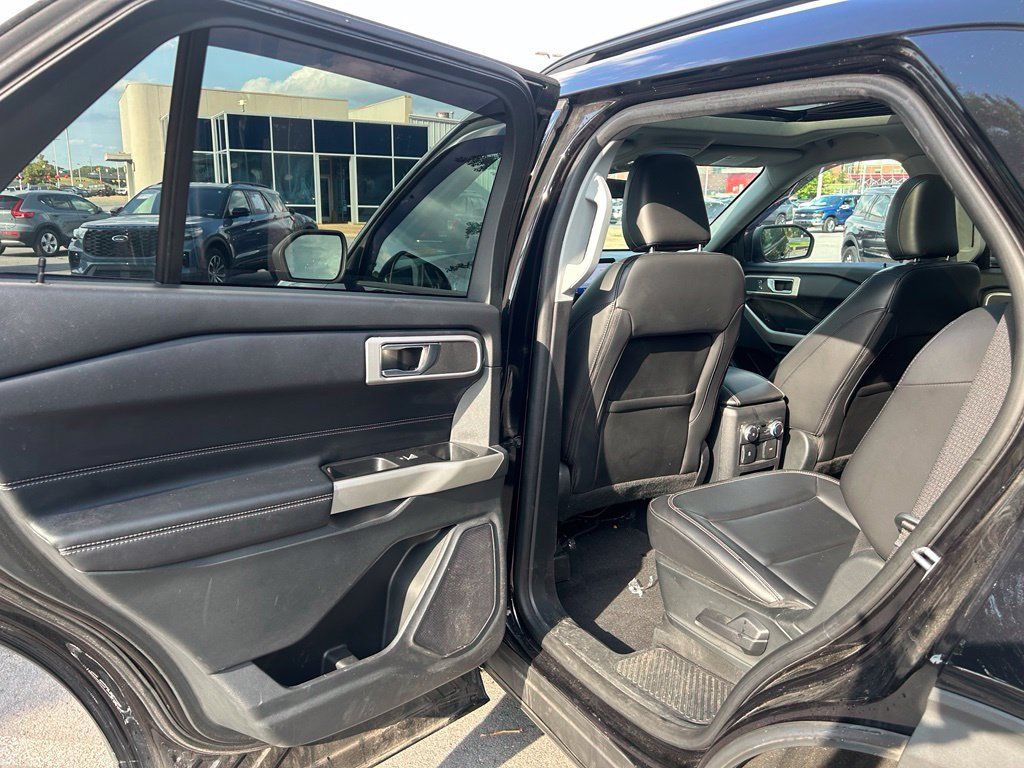 Used 2021 Ford Explorer XLT w/ Equipment Group 202A AWD/4WD image 27
