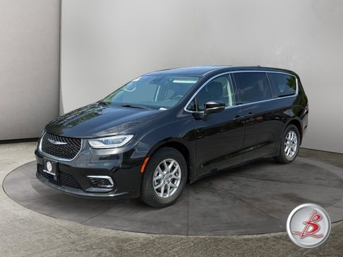 Used 2023 Chrysler Pacifica Touring-L FWD image 3