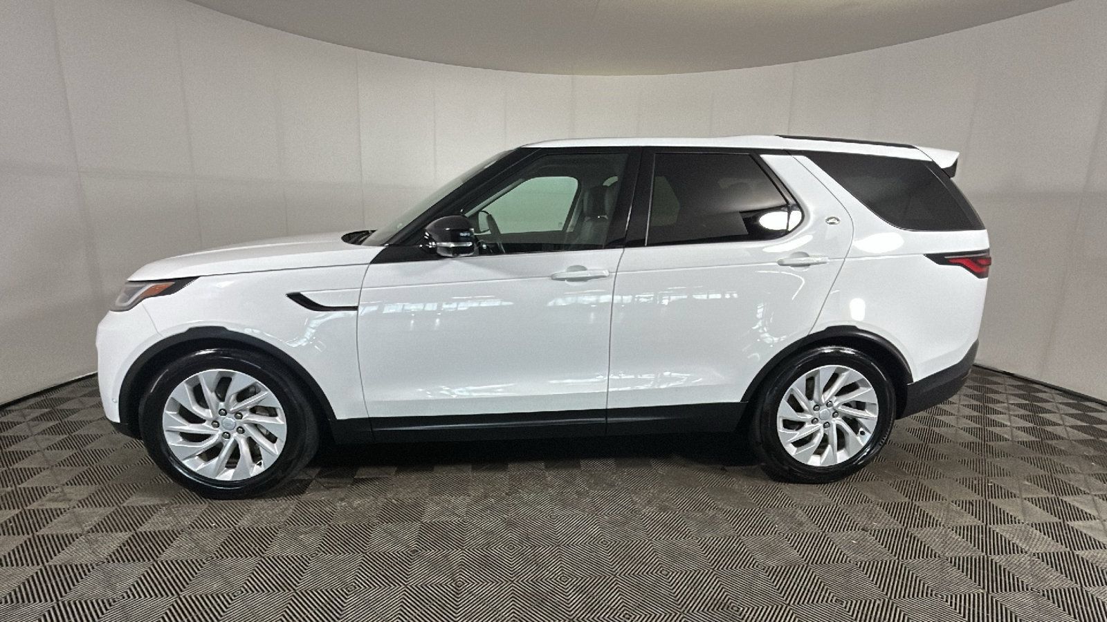 Used 2024 Land Rover Discovery S AWD/4WD image 5