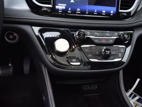 Used 2025 Chrysler Pacifica Limited image 21