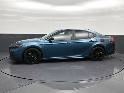 Used 2025 Toyota Camry SE w/ Convenience Package image 7