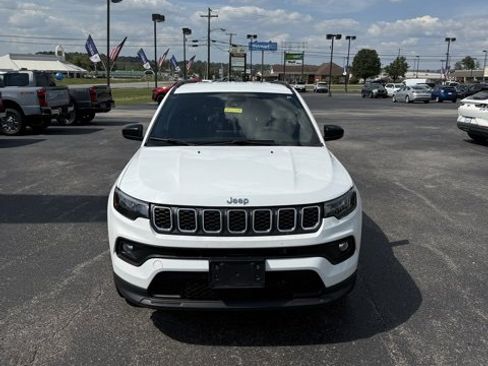 Used 2024 Jeep Compass Latitude image 31