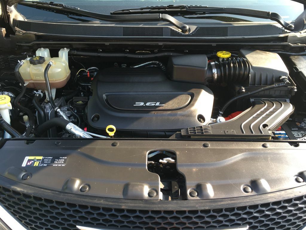Used 2017 Chrysler Pacifica Limited FWD image 12
