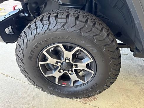 Used 2019 Jeep Wrangler Unlimited Rubicon w/ Dual Top Group AWD/4WD image 39