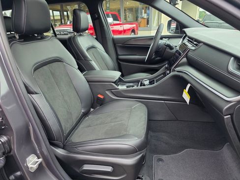 New 2025 Jeep Grand Cherokee Altitude image 26