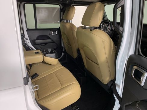 Used 2019 Jeep Wrangler Unlimited Sahara w/ Quick Order Package 24M Moab image 35